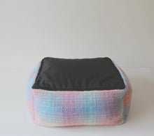 Load image into Gallery viewer, Cute warm and soft winter bed for cats, small dogs winter four season bedding supplies